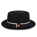 Elegante cappello in lana nera da donna con ape dorata e nastro a righe decorativo - M (56-58cm) / Nero