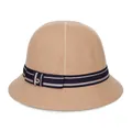Klassieke camel wollen cloche hoed voor dames met gestreept lint en metalen oogje detail - 57cm Verstelbaar / camel
