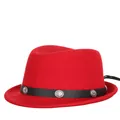 Roter Wollfilzhut mit schwarzem Lederband und silbernen Metallverzierungen - 52cm / Rot