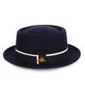 Cappello Pork Pie in lana blu scuro con nastro bicolore e ape dorata in metallo - M (56-58cm) / Ciano