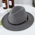 Klassieke donkergrijze wollen fedora hoed met geweven band en vintage bronzen badge - M(56-58cm) / Grijs