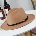 Klassieke camelkleurige wollen fedora-hoed met zwarte lederen band en gouden gesp-detail - M(56-58cm) / Khaki