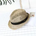 Handgewebter Strohhut mit schwarzem Band und Metall M Detail in Naturbeige - M-Logo Fedora