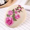 Eleganter beiger Strick-Baskenmütze mit exquisiter Rosen-Blumenstickerei im China-Stil - Beige
