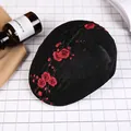 Schwarze Strickmütze Beret mit roter Pflaumenblüten-Stickerei im Retro-China-Stil - Pflaumenblüte - Schwarz