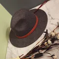 Dunkelgrauer Wollfilzhut mit orangefarbenem Band in Schlangenoptik auf Marmor - 55cm / Kaffee Mischung