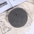 Klassische dunkelgraue Baskenmütze aus Wolle mit Filztextur für ein Winteroutfit - M (56-58cm) / Grau