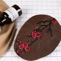 Dunkelbraune Strickbaske mit feiner roter Pflaumenblütenstickerei im chinesischen Stil - Pflaumen-Braun