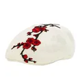 Schicke beige gestrickte Baskenmütze mit edler roter Pflaumenblüten-Stickerei im Floral-Stil - Pflaumen-Milchweiß