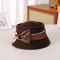 Eleganter dunkelbrauner Wollhut für Damen mit Schleife auf einem gemütlichen Teppich - 56-57cm / Kaffeebraun