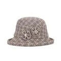 Elegante cappello di lana marrone caffè a quadri bianchi con decorazione floreale in metallo - M (56-58cm) / Scozzese Marrone