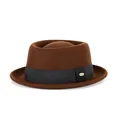 Chapeau pork pie en laine marron foncé avec ruban noir et emblème doré élégant - M (56-58cm) / Café