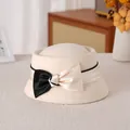Eleganter cremeweißer Wollfilzhut mit schwarz-weißer Schleife und Seidenbandverzierung - 56-57cm / Weiß