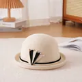 Elegante crèmekleurige wollen cloche-hoed voor dames met geschulpte bies en parelaccent - 56-57cm / Wit