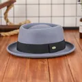 Chapeau Pork Pie classique en feutre de laine gris avec ruban noir et badge doré - M (56-58cm) / Gris Ardoise
