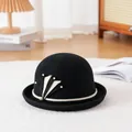 Elegante zwarte wollen cloche hoed met wit lint en parelaccenten voor dames - 56-57cm / Zwart