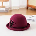 Elegante wijnrode wollen cloche hoed met zwarte geplooide bies en decoratieve parels - 56-57cm / Bordeauxrood