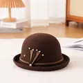 Bruine wollen cloche hoed met parel- en bladaccenten op een zacht wit tapijt - 56-57cm / koffiekleur