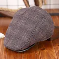 Heren flat cap in antraciet ruitmotief met fleece voering en leren klep accent - koffiekleur