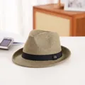 Klassischer khakifarbener Wollfilzhut mit schwarzem Ripsband und Metall-Logo-Abzeichen - M (56-58cm) / Olivgrün