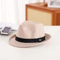 Retro-Fedora-Hut aus beiger Wolle mit schwarzem Band und Metallschnalle auf Weiß - M (56-58cm) / Beige (Stil 3)