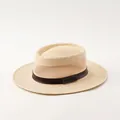 Cappello di paglia beige con rete traspirante e cinturino in pelle marrone curato - M (57-58cm) / Stile Fascia Pelle con Goffratura LHASA / Bianco Sporco con Distintivo LHASA