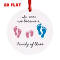 Dettaglio dell'ornamento in acrilico famiglia 2025 con nastro di seta rosso da appendere - Stile Impronte Rosa e Blu (QT1559-2)