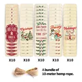 Set di 50 etichette regalo natalizie con corda e cinque motivi festivi diversi - Stile Mrs Claus E Slogan Festivi (QT1562-2)