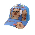 Detail van blauwe capybara kinderpet met schattige tekenfilmprints en vrolijke tekst - Verstelbaar / Blauw