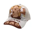 Detailansicht des Capybara-Cartoon-Drucks und Keep Happy-Schriftzugs auf der hellbeigen Kappe - Verstellbar (48-54cm) / Beige