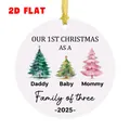 Makro-Detail eines flachen 2D Acryl-Weihnachtsschmucks 2025 mit goldener Kordel - Drei Weihnachtsbäume Familie Stil (QT1559-8)