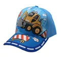 Detailweergave van de hemelblauwe honkbalpet met levendige cartoon graafmachine en kraan prints - Verstelbaar / Vrachtwagen Graafmachine Blauwe Stijl