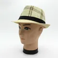 Cappello fedora in paglia beige con corona a scacchi marroni e nastro decorativo nero - Beige