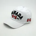 Weiße Baumwoll-Baseballkappe mit schwarzer Kanada-Stickerei und roter Ahornblatt-Flagge - Verstellbar / Weiß