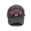 Σκούρο γκρι βαμβακερό καπέλο Brooklyn 35 με κέντημα, κυρτό γείσο και πλαϊνό σήμα - Ρυθμιζόμενο / σκούρο γκρι