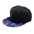 Casquette snapback noire avec visière plate imprimé galaxie et œillets violets - Réglable / Noir
