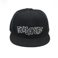 Zwarte katoenen hiphop snapback pet met wit borduursel en een platte klep - Verstelbaar / Zwart