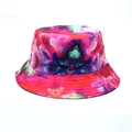 Kleurrijke tie-dye vissershoed voor buiten met abstracte patronen op een witte achtergrond - M (56-58cm) / Rood tie-dye