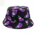Detail van de zwarte vissershoed met een volledige print van paarse cartoon-aubergines - Maat M (56-58cm) / Aubergine Stijl - Zwart