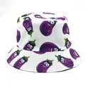 Détail de l'imprimé aubergine violette sur le chapeau bob en coton blanc d'été - Taille M (56-58cm) / Style Aubergine - Blanc