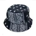 Dettaglio della stampa Paisley bianca e nera su un cappello a secchiello reversibile - M（56-58cm） / Nero con Paisley Bianco