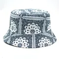 Detalle del estampado paisley azul marino y las costuras en el sombrero de pescador - M (56-58cm) / Marino/Paisley Blanco Negro