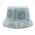 Detalle de sombrero de pescador azul paisley con tela de sarga de algodón y costuras - M (56-58cm) / Azul Gris Claro Paisley
