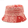 Detalle de sombrero de pescador rojo con estampado paisley y costuras de alta calidad - M (56-58cm) / Rojo con Paisley Blanco