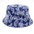 Vista dettagliata del cappello da pescatore blu scuro con stampa paisley bianca - M（56-58cm） / Blu Navy Paisley Bianco