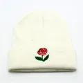 Berretto in maglia color panna con ricamo a rosa rossa sul risvolto, caldo cappello invernale - Bianco