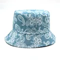 Dettaglio cappello pescatore azzurro con motivo paisley e cuciture multiple sulla tesa - M（56-58cm） / Paisley Celeste
