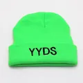 Detalle del gorro de punto verde neón con bordado YYDS en el borde doblado - Verde Fluorescente