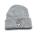 Bonnet en maille grise avec broderie du geste I Love You en noir et blanc sur fond blanc - Taille unique / Gris