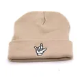 Gros plan détaillé du bonnet en maille kaki avec logo brodé blanc de geste de main - Taille unique / Café